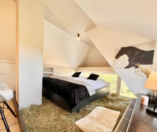 1 dormitorio con 1 cama con un caballo en la pared en Reet am Rhein-Heuboden, Eröffnungsangebot, en Boppard