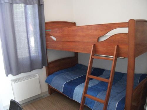 - un lit superposé avec une échelle dans une chambre dans l'établissement Gîte La Forge De Clermont, à Clermont