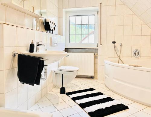 Koupelna v ubytování Reet am Rhein-Heuboden, Eröffnungsangebot