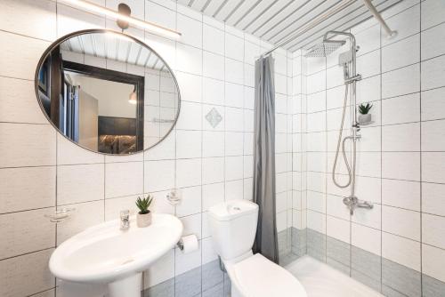 Un baño de Manthos Beachfront Apartments