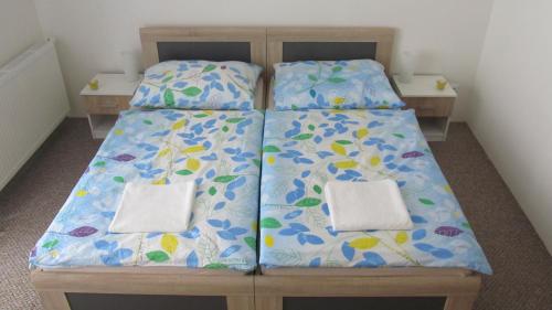Un pat sau paturi într-o cameră la Penzion Na Kopci Vřesina