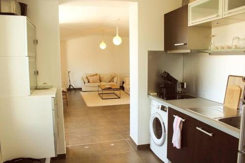 une cuisine et un salon avec laveuse et sécheuse dans l'établissement Place Massena in Nice center - 3 bedrooms top floor, à Nice