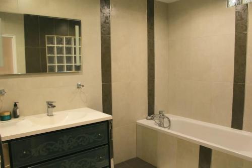une salle de bain avec un lavabo et une baignoire dans l'établissement Place Massena in Nice center - 3 bedrooms top floor, à Nice