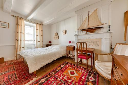um quarto com uma cama, uma secretária e uma cadeira em Parenthese a 20m de la baie de Quiberon em Saint-Pierre-Quiberon