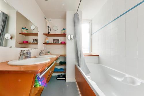 uma casa de banho com um lavatório e uma banheira em Parenthese a 20m de la baie de Quiberon em Saint-Pierre-Quiberon