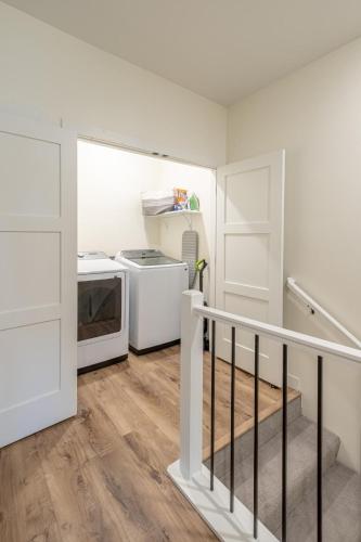 Η κουζίνα ή μικρή κουζίνα στο CentralPark Townhome B10