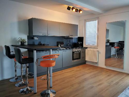 una cocina con una isla con taburetes en Z8 Living en Hannover