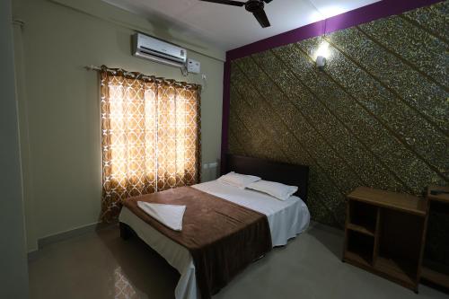 Postel nebo postele na pokoji v ubytování Wayanad regal residency