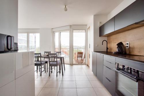 une cuisine et une salle à manger avec une table et des chaises dans l'établissement Escapade sur l'île de Nantes, à Nantes