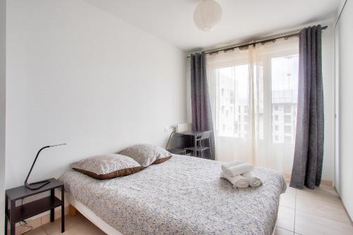 une chambre avec un lit avec un ours en peluche dessus dans l'établissement Escapade sur l'île de Nantes, à Nantes