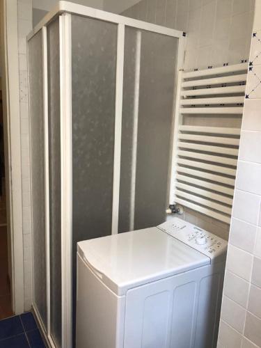 a washer and dryer in a small bathroom at Appartamento Perco Riva Dandolo in Grado