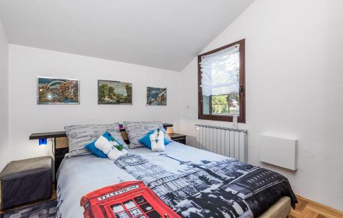 1 dormitorio con cama y ventana en Kuća za odmor VILLA CURLYLOCS - Vila Kosjenka, en Viskovo
