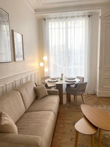 un salon avec un canapé et une table dans l'établissement Tour Eiffel/Luxury apartment n°6, à Paris