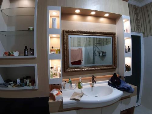 Ένα μπάνιο στο Villa Melati Residence