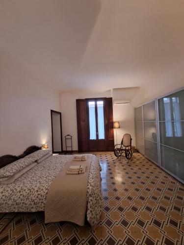 a bedroom with a large bed and a wheelbarrow at B&B Alice in Cremona