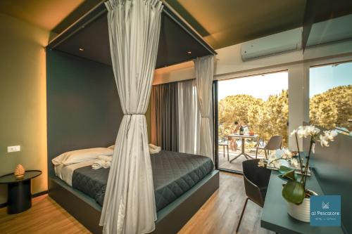 um quarto com uma cama de dossel e uma varanda em Al Pescatore Suites em Cefalù