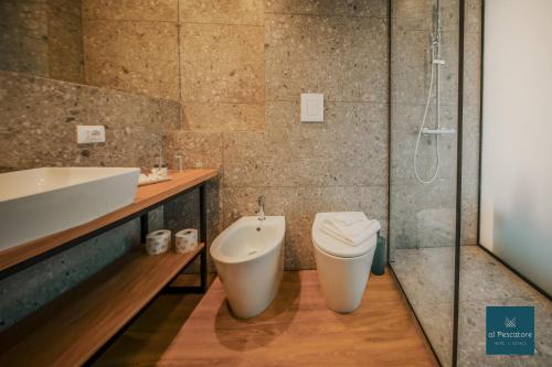 切法盧的住宿－Al Pescatore Suites，浴室配有卫生间、盥洗盆和淋浴。