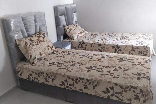 un par de camas en una habitación en Appartement vue mer Anza Agadir, en Agadir