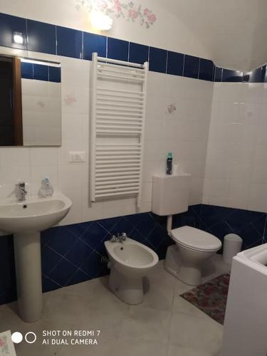 La salle de bains est pourvue de toilettes et d'un lavabo. dans l'établissement Casa Anna, à Borgio Verezzi