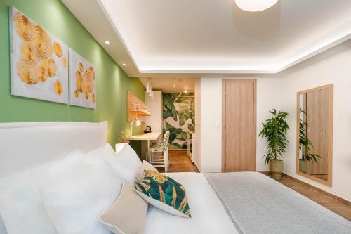 um quarto com uma cama branca e uma parede verde em Phaedrus Living: The Emerald Studio em Atenas