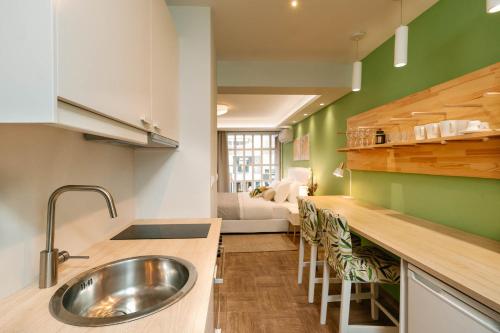 uma cozinha com um lavatório e uma sala de estar em Phaedrus Living: The Emerald Studio em Atenas