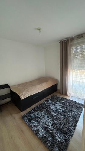 - une chambre avec un lit et un tapis noir dans l'établissement Jolie T3 avec Parking, à Toulouse