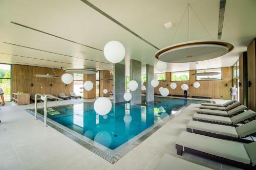 una piscina con bolas blancas en un edificio en Villa Davidovic en Prnjavor