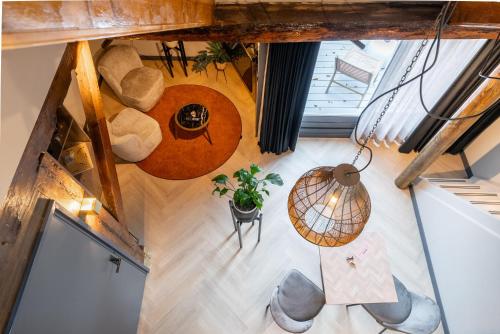 an overhead view of a living room with a ceiling at Boetiekhotel Faan in Ballum