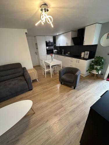 un salon avec un canapé et une table dans l'établissement Nid douillet avec terrasse, à Talence