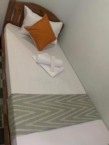 Una cama con una bandeja con una servilleta. en MSG LODGING HOME, en Puerto Princesa City