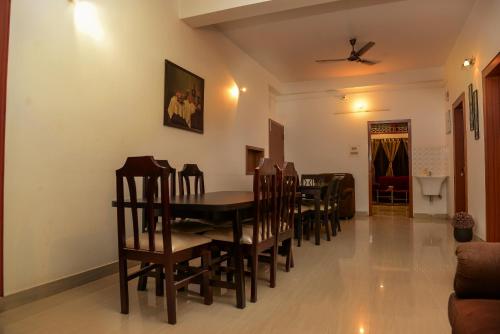 Un comedor con mesa y sillas en Magnolia Inn near GNRC & Secretariat GS Rd, en Guwahati