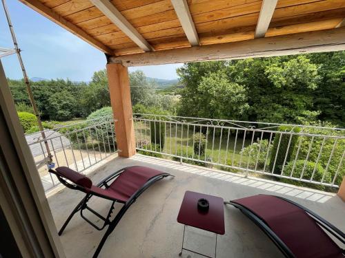 un portico con sedie e vista sulle montagne di HOTEL LE MAS D'HèLèNE a Crestet