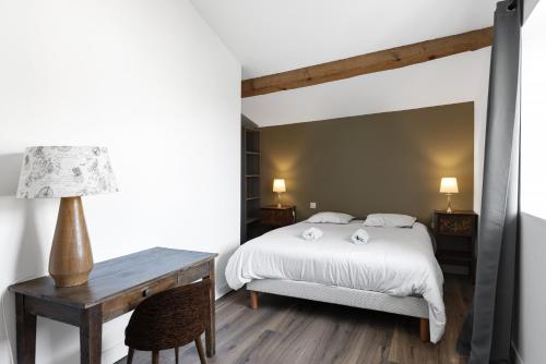 Ένα ή περισσότερα κρεβάτια σε δωμάτιο στο La Draperie des Saptes, piscine proche Carcassonne