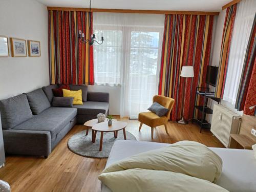 a living room with a couch and a table at appartementen Haus Bergblick in Gosau