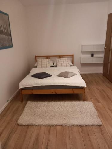 a bedroom with a bed and a rug in a room at Warta Piastowskie Apartament in Poznań