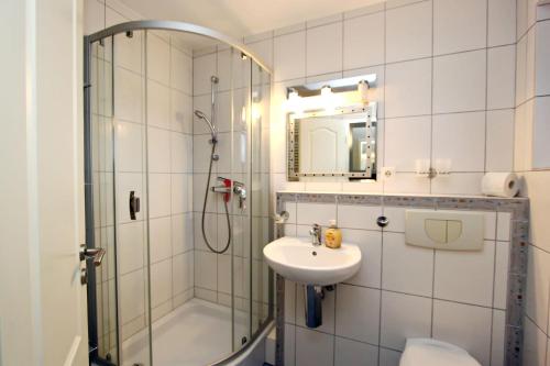 ヘルヌムにあるFernsichtのバスルーム(シャワー、シンク付)