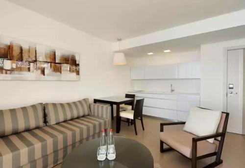 Gallery image of מול החוף במלון רמדה נתניה in Netanya