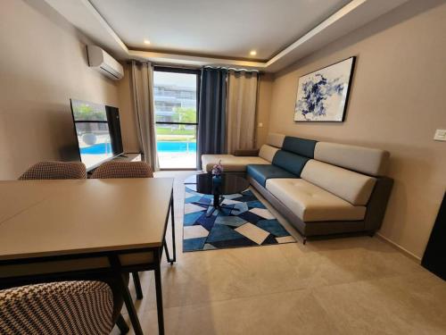 uma sala de estar com um sofá e uma mesa em Costa Vista- Standard bedroom flat#501 with private pool- kololi sands em Sere Kunda