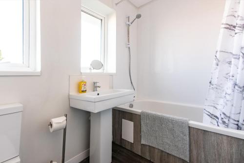 Um banheiro em Wealcroft House - Charming 3-Bedroom in Wealcroft