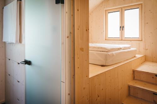 1 dormitorio con 1 cama y una ventana en un estante en Lovt am See 