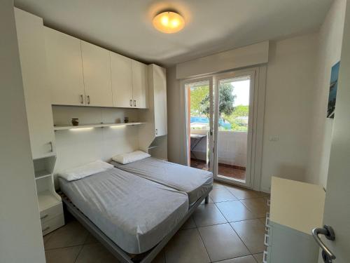 a small bedroom with a bed and a window at Signora Ruth - Aprilia Residence in Aprilia Marittima