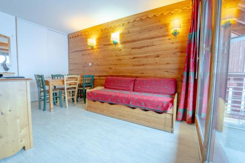 d'une salle à manger avec un banc et une table. dans l'établissement Sfl 1 appt 4-6 couchages, à Saint-François-Longchamp