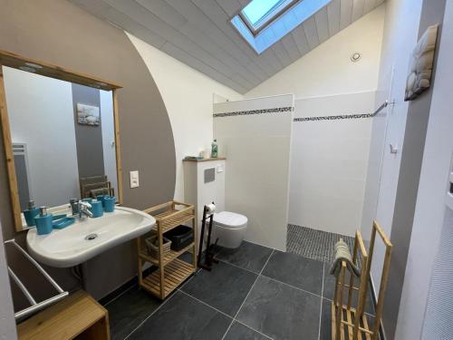 une salle de bain avec un lavabo et des toilettes dans l'établissement Moura, à Labastide-Villefranche