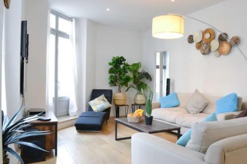 un salon avec un canapé et une table dans l'établissement Appartement Centre-ville spacieux, élégant / Climatisation, à Montpellier
