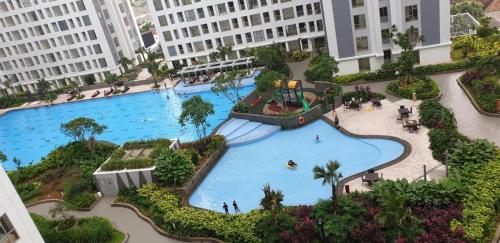 A view of the pool at MTOWN RESIDENCE 2BR at SUMMARECON SERPONG BY GIZL LUXURY or nearby