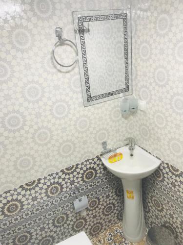 a bathroom with a sink and a mirror at YAKKA MINOR in Samarkand