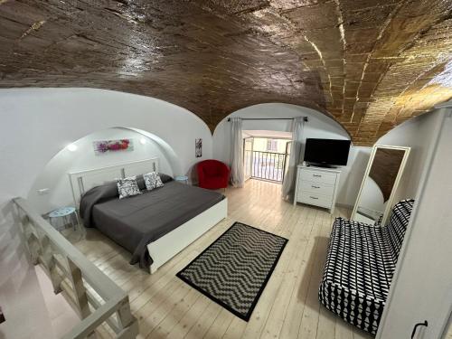 una camera con letto e televisore di O' Vascio House a Napoli