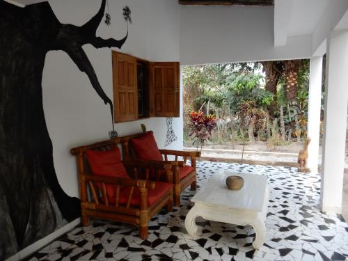 a living room with two chairs and a coffee table at Contany Counda in Abene