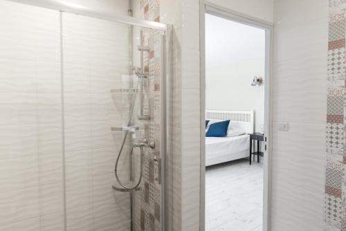 ein Bad mit einer Dusche und einer Glastür in der Unterkunft La Number One en Minervois, piscine privee in Peyriac-Minervois