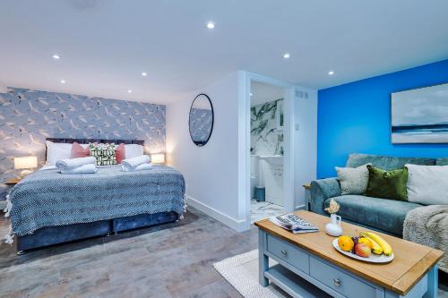1 dormitorio con cama, sofá y mesa en Finest Retreats - Abbey Road House en Llandudno